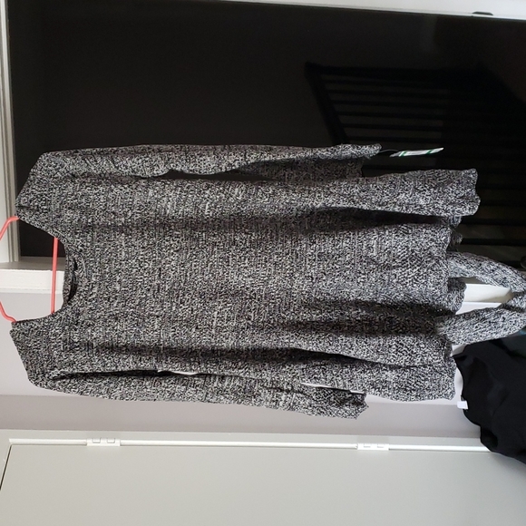 Black and gray sweater - Picture 2 of 5